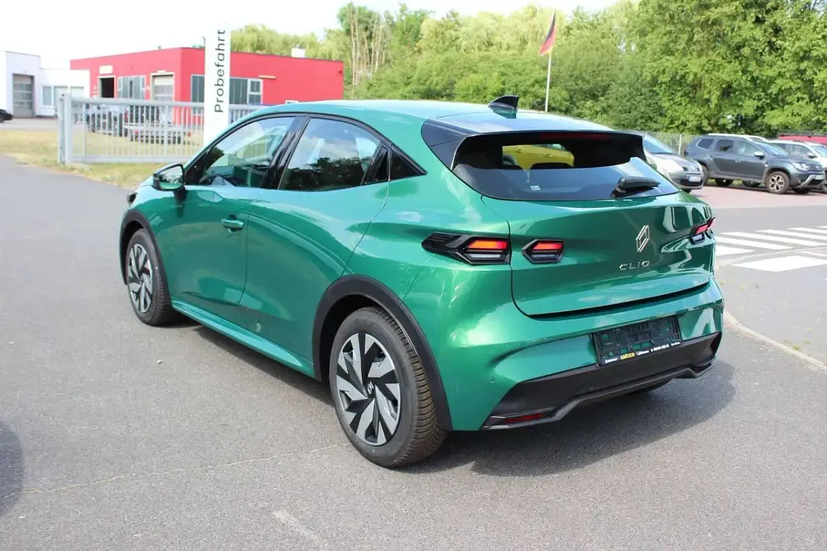 Neu Renault Clio Evolution 114 PS (83 kW) 2026 Absolut grün Kleinwagen