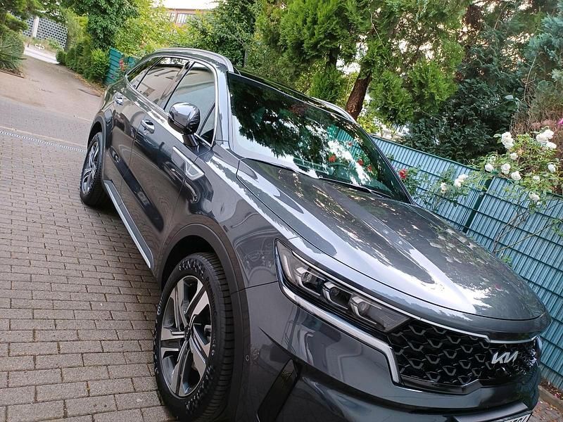 Grau Gebraucht 2022 Kia Sorento Platinum SUV | 35.900 € (Fairer Preis) - Bild 1/4