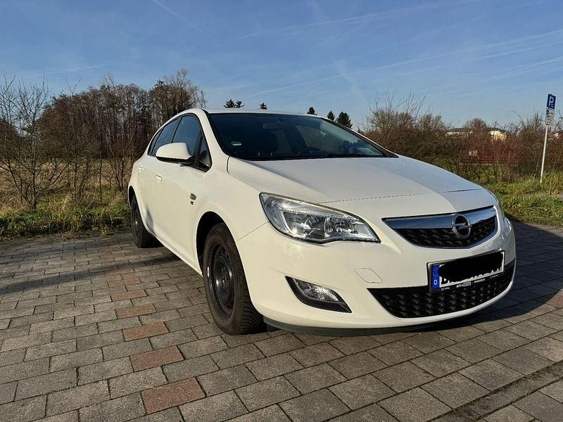 Gebraucht Opel Astra 140 PS (102 kW) 2012 Weiß Limousine
