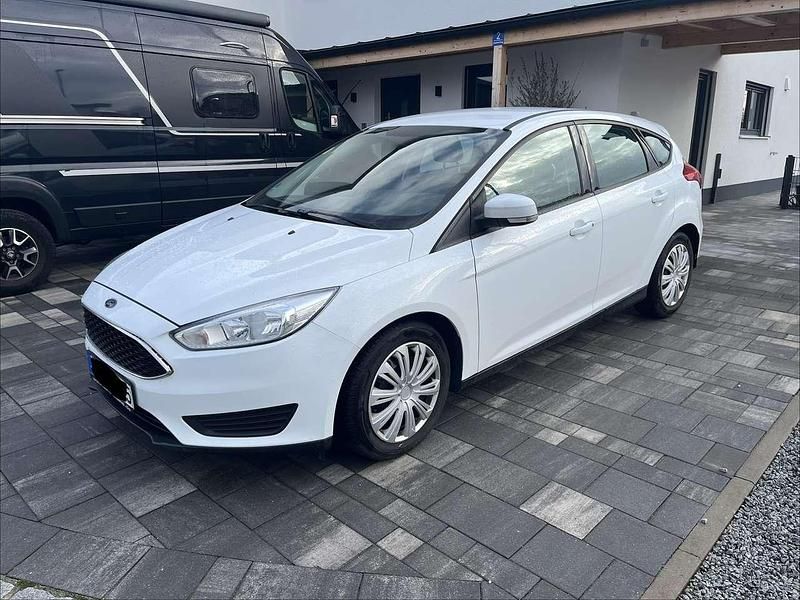 Gebraucht Ford Focus Trend 101 PS (74 kW) 2014 Weiß Kleinwagen