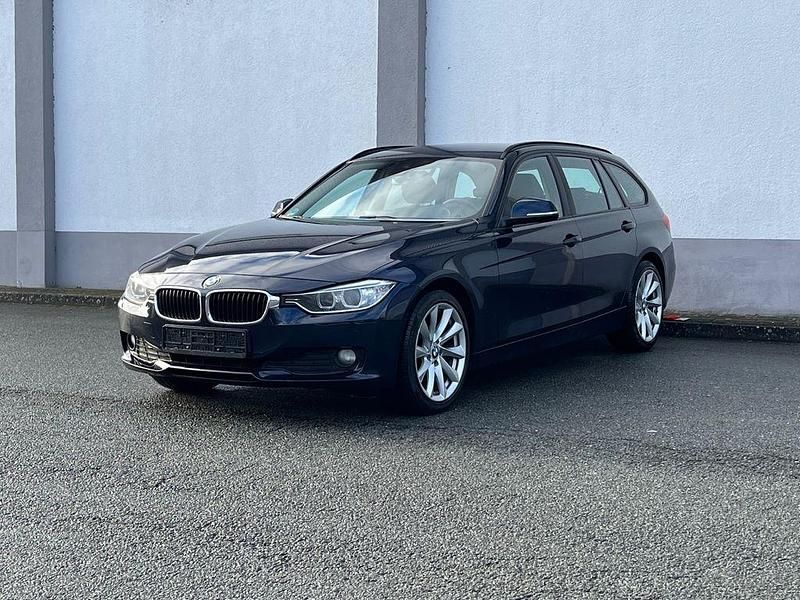 Blau Gebraucht 2014 BMW 320 Sport Line Kombi | 8.990 € (Guter Preis) - Bild 1/4