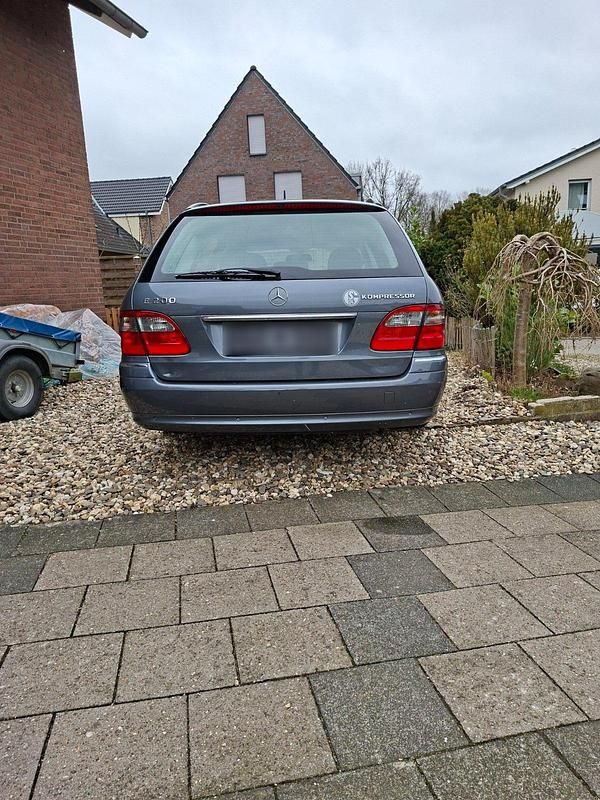 Gebraucht Mercedes E200 184 PS (135 kW) 2008 Grau Kombi