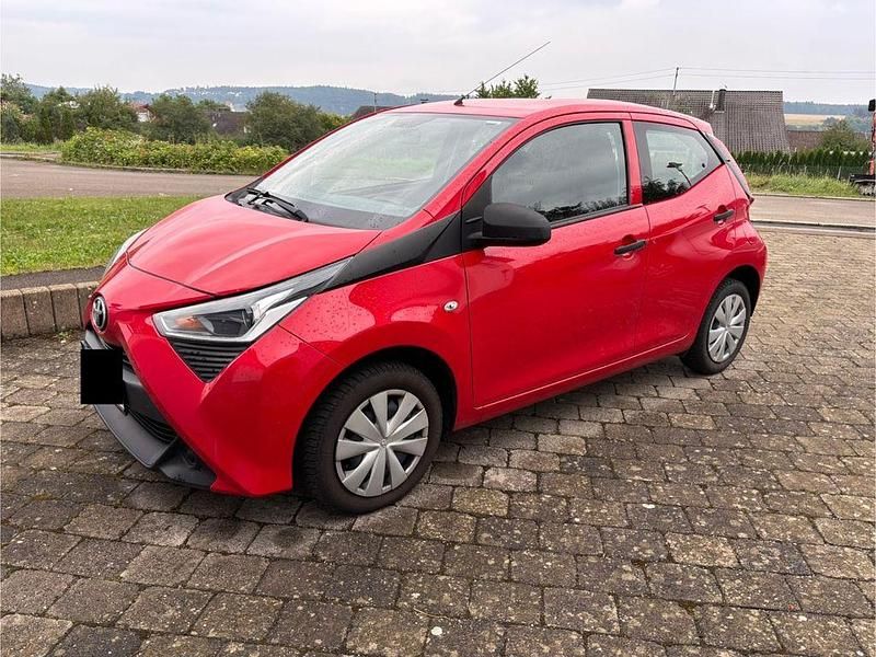 Rot Gebraucht 2021 Toyota Aygo Kleinwagen | 8.499 € (Guter Preis) - Bild 1/4
