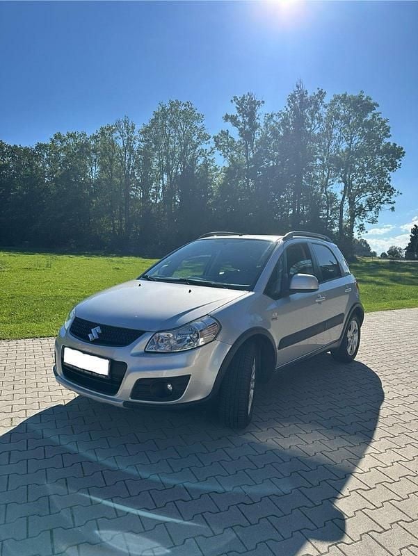 Silber Gebraucht 2011 Suzuki SX4 Limited SUV | 7.900 € (Fairer Preis) - Bild 1/4