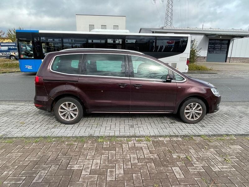 Rot Gebraucht 2015 VW Sharan Beach Van / Kleinbus | 11.800 € (Teuer) - Bild 1/4