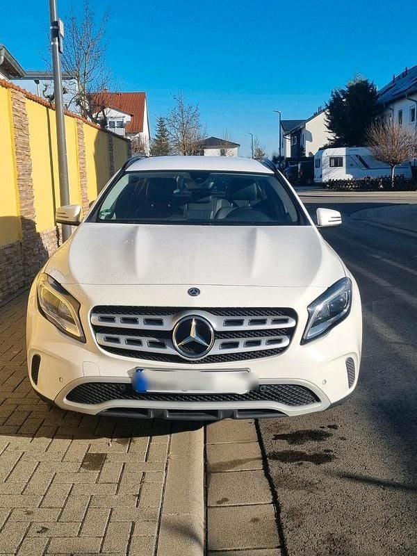 Weiß Gebraucht 2018 Mercedes 180 Limousine | 15.900 € (Guter Preis) - Bild 1/4