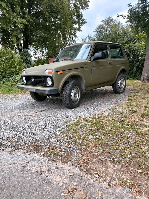 Grün Gebraucht 2015 Lada niva SUV | 6.300 € - Bild 1/4