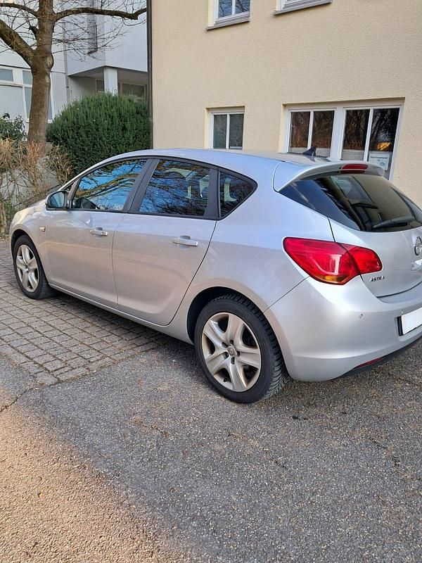 Gebraucht Opel Astra 120 PS (88 kW) 2011 Silber Limousine