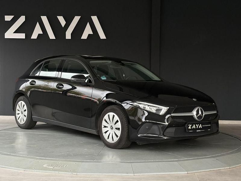 Nachtschwarzunilack Gebraucht 2023 Mercedes A200 Limousine | 23.950 € (Fairer Preis) - Bild 1/4