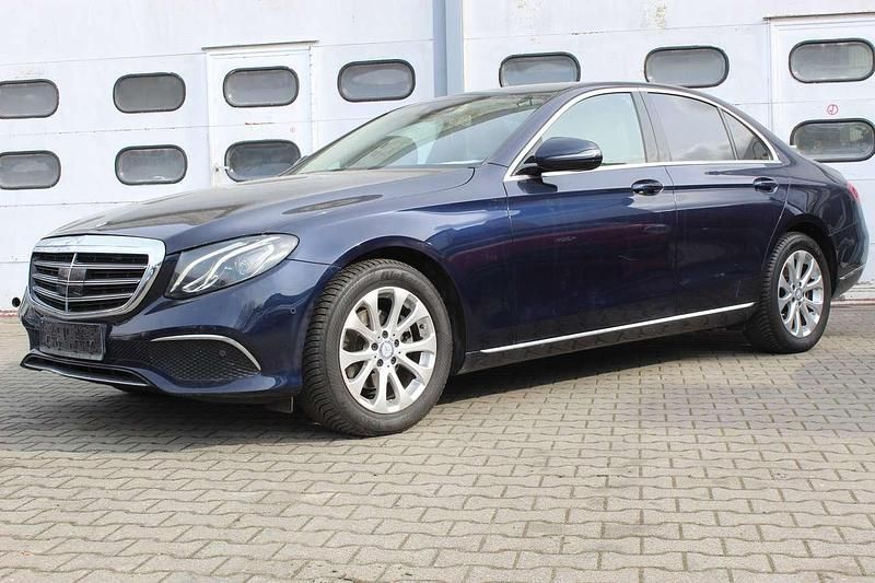 Gebraucht Mercedes E220 194 PS (142 kW) 2016 Cavansitblau  metalliclack Limousine
