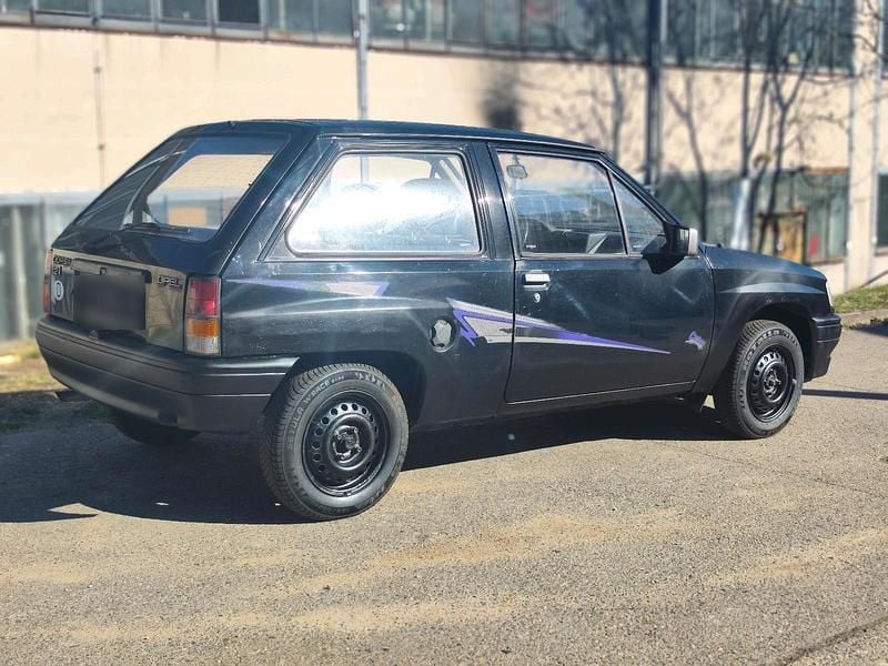Usado Opel Corsa 45 HP (33 kW) 1992 Preto Citadino
