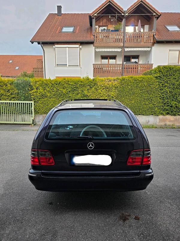 Gebraucht Mercedes E240 170 PS (125 kW) 2000 Violet Kombi