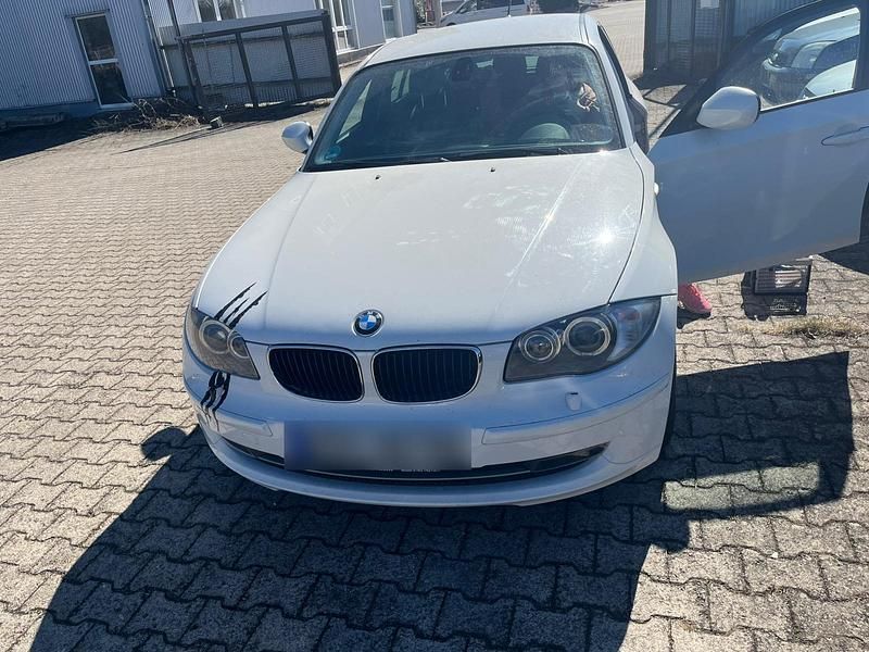 Weiß Gebraucht 2011 BMW 118 Kleinwagen | 6.600 € (Etwas zu teuer) - Bild 1/4