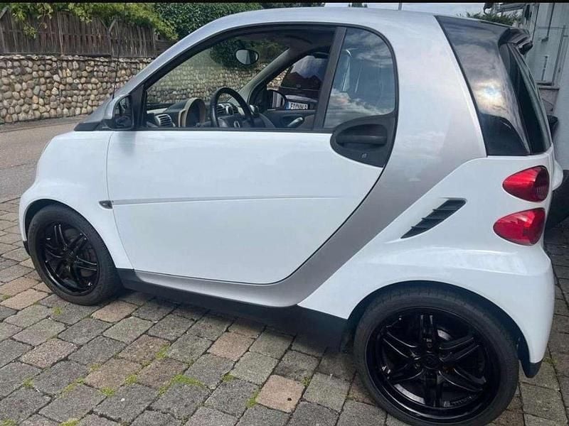Weiß Gebraucht 2009 Smart ForTwo Coupé Kleinwagen | 5.299 € (Etwas zu teuer) - Bild 1/4