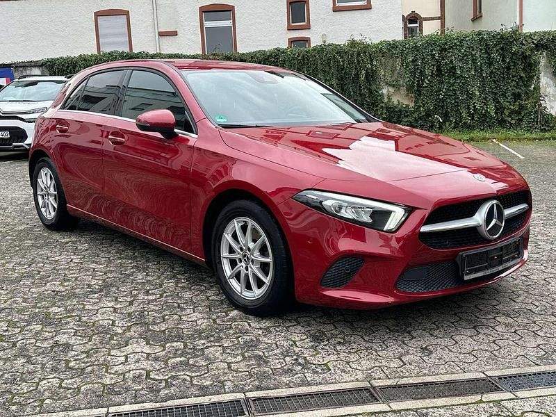 Gebraucht Mercedes A180 116 PS (85 kW) 2022 Rot Limousine
