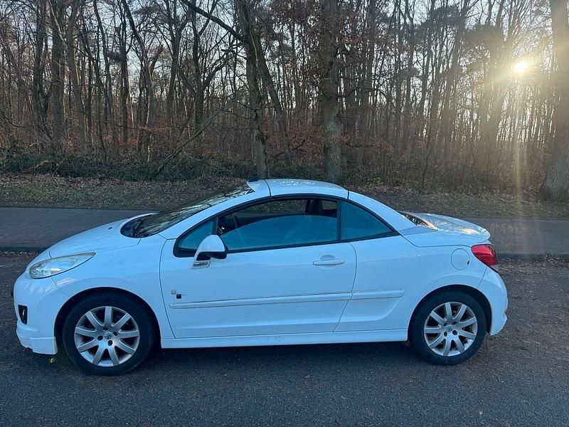 Weiß Gebraucht 2010 Peugeot 207 CC Cabrio | 2.000 € (Guter Preis) - Bild 1/4