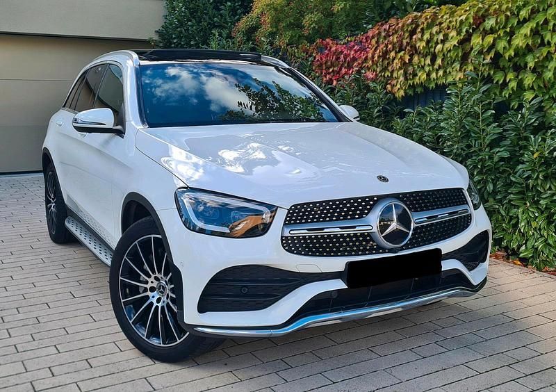 Weiß Gebraucht 2020 Mercedes GLC220 AMG line SUV | 42.250 € - Bild 1/4