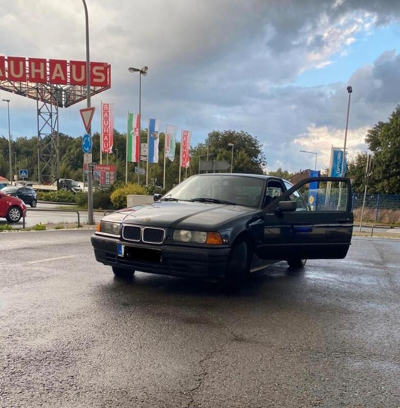 Schwarz Gebraucht 1995 BMW 316 | 1.900 € - Bild 1/4
