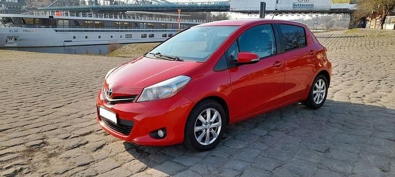 Gebraucht Toyota Yaris 99 PS (72 kW) 2012 Rot Kleinwagen