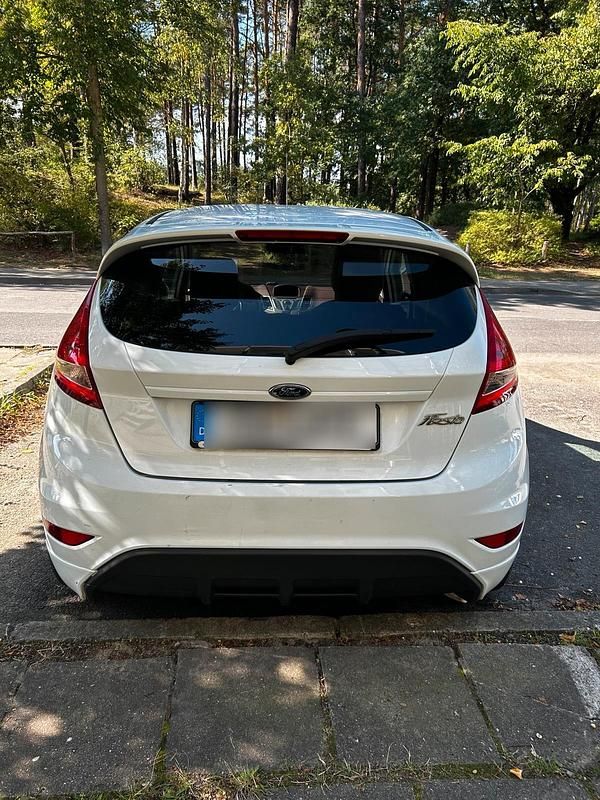 Weiß Gebraucht 2009 Ford Fiesta Kleinwagen | 2.300 € - Bild 1/4