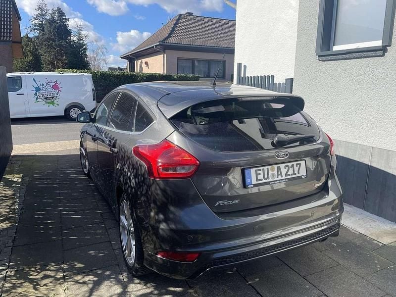 Gebraucht Ford Focus Titanium 182 PS (133 kW) 2016 Grau Limousine