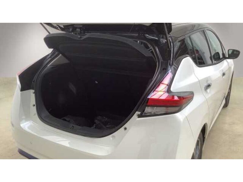 Gebraucht Nissan Leaf Tekna 110 kW (150 PS) 2021 Brilliant white / black (metallic) Kleinwagen