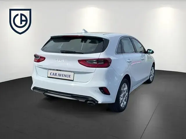 Używany Kia Ceed Vision 160 KM (117 kW) 2023 Biały Hatchback