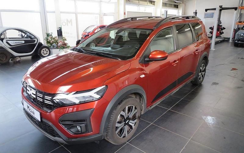 Braun Gebraucht 2023 Dacia Jogger Comfort Van / Kleinbus | 17.450 € (Fairer Preis) - Bild 1/4
