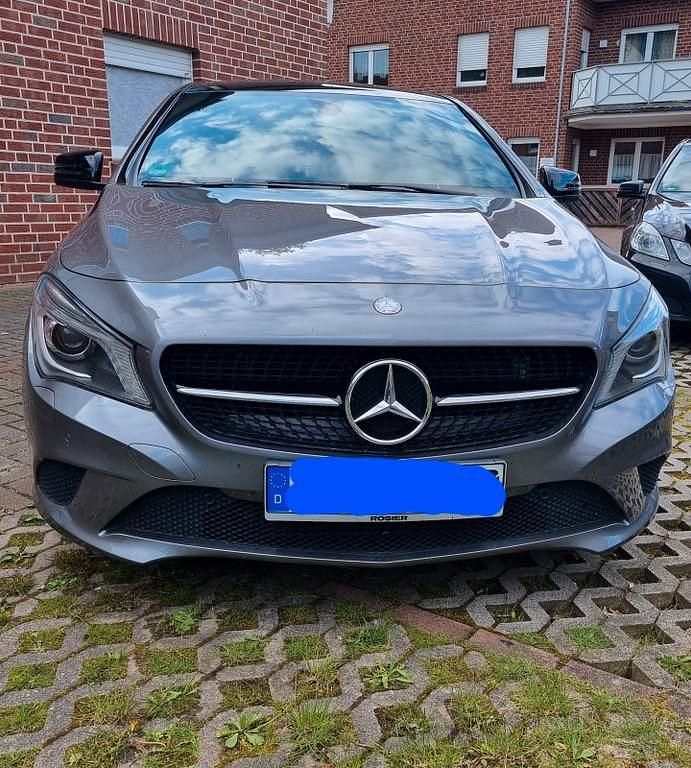 Grau Gebraucht 2015 Mercedes CLA220 Shooting Brake Urban Kombi | 17.950 € (Guter Preis) - Bild 1/4