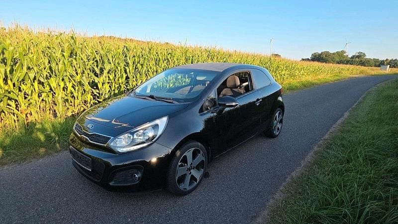 Schwarz Gebraucht 2013 Kia Rio 2 Limousine | 4.700 € (Fairer Preis) - Bild 1/4