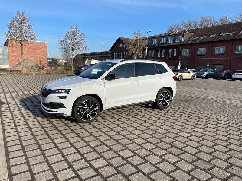 Weiß Gebraucht 2019 Skoda Karoq Sport SUV | 25.850 € (Fairer Preis) - Bild 1/4