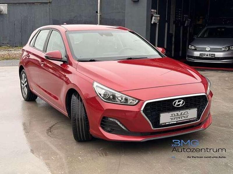Gebraucht Hyundai i30 Select 120 PS (88 kW) 2020 Rot Limousine