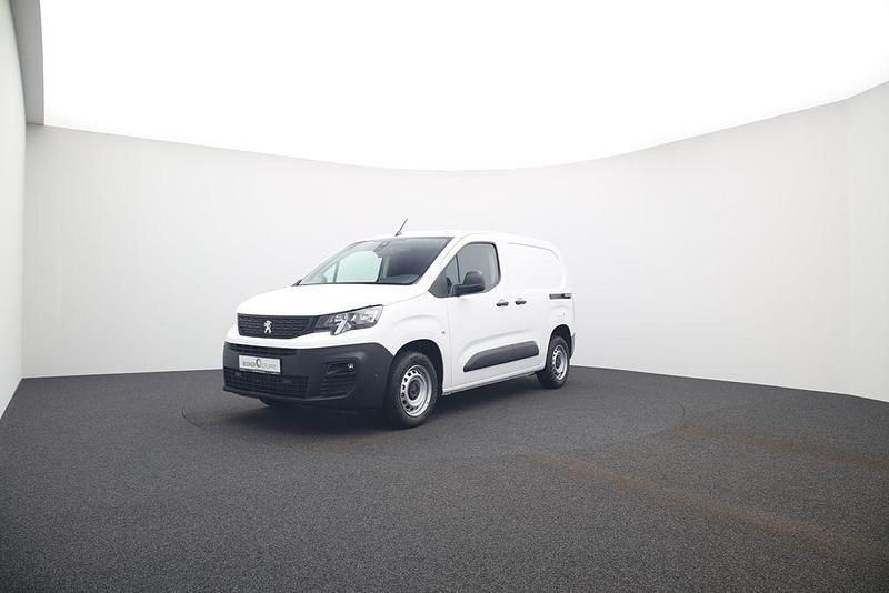 Schneeweiß Gebraucht 2021 Peugeot Partner Premium Van / Kleinbus | 12.437 € (Superpreis) - Bild 1/4