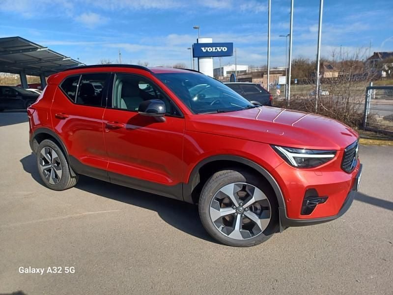 Gebraucht Volvo XC40 Plus 163 PS (119 kW) 2025 Rot / fusion red (metallic) SUV