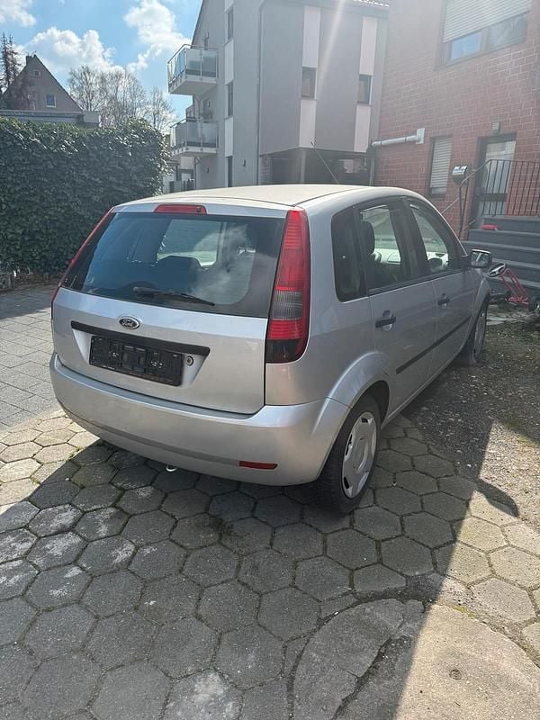 Gebraucht Ford Fiesta 60 PS (44 kW) 2005 Silber Kleinwagen