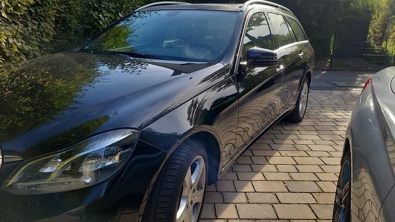 Schwarz Gebraucht 2015 Mercedes 220 Kombi | 8.200 € - Bild 1/4