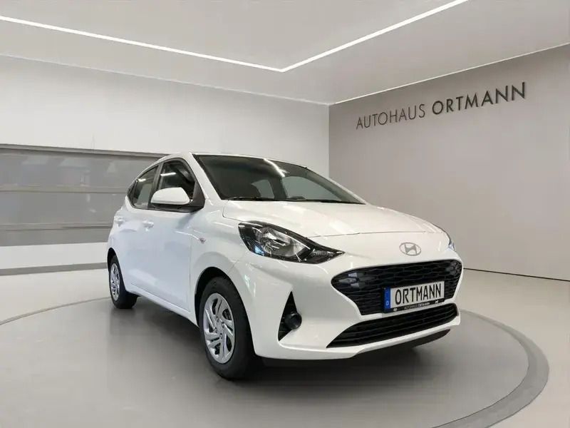 Atlas white / sol Neu 2024 Hyundai i10 Select Kleinwagen | 17.290 € (Fairer Preis) - Bild 1/4
