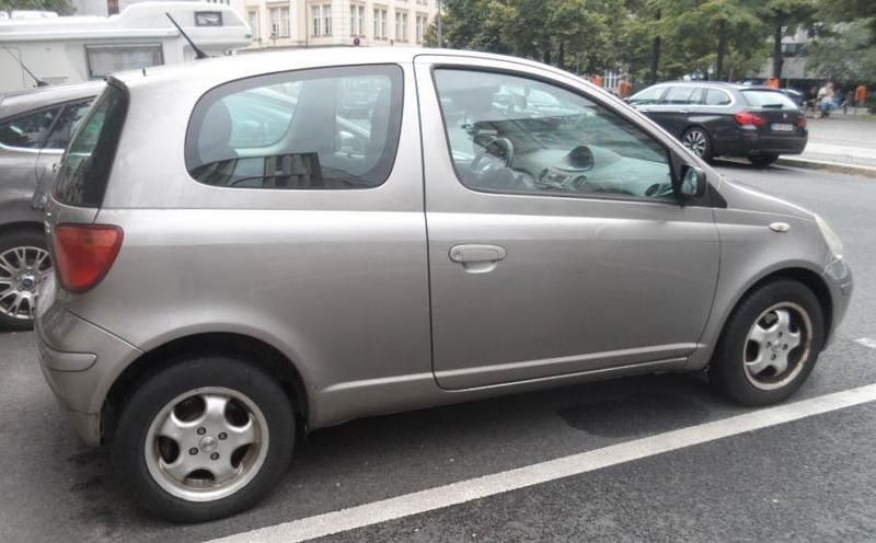 Braun Gebraucht 2004 Toyota Yaris Limousine | 1.300 € (Guter Preis) - Bild 1/4