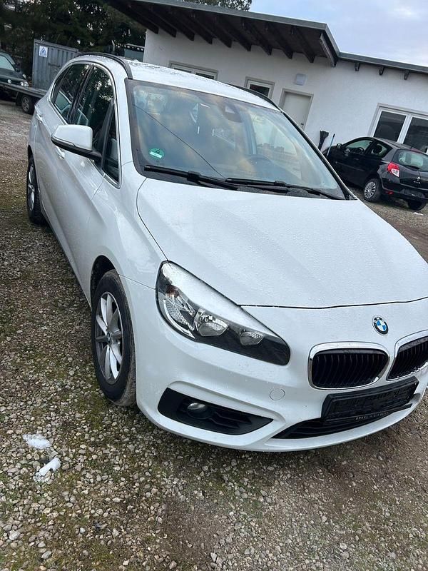 Weiß Gebraucht 2015 BMW 218 Basis Kombi | 5.900 € (Superpreis) - Bild 1/4