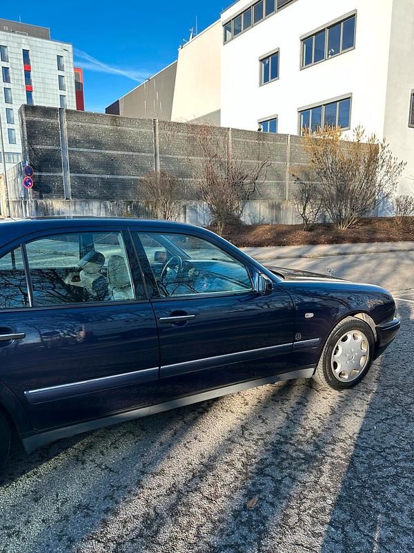 Gebraucht Mercedes E240 Elegance 170 PS (125 kW) 1999 Blau Limousine