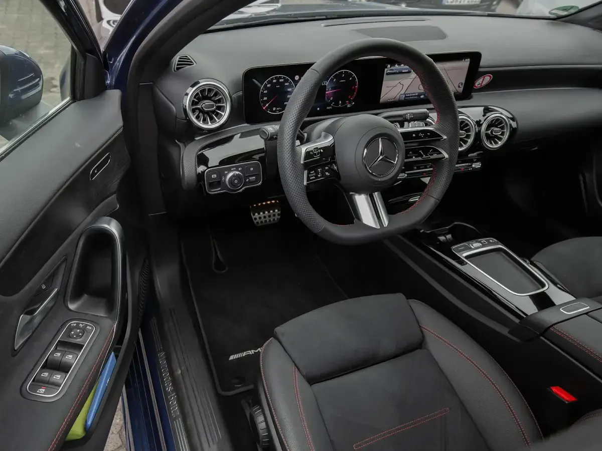 Gebraucht Mercedes A200 AMG 150 PS (110 kW) 2025 Metalliclack spektralblau Limousine