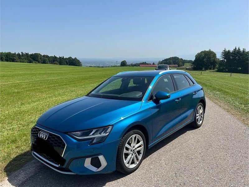 Blau Gebraucht 2021 Audi A3 Sportback Advanced Limousine | 26.100 € (Etwas zu teuer) - Bild 1/4