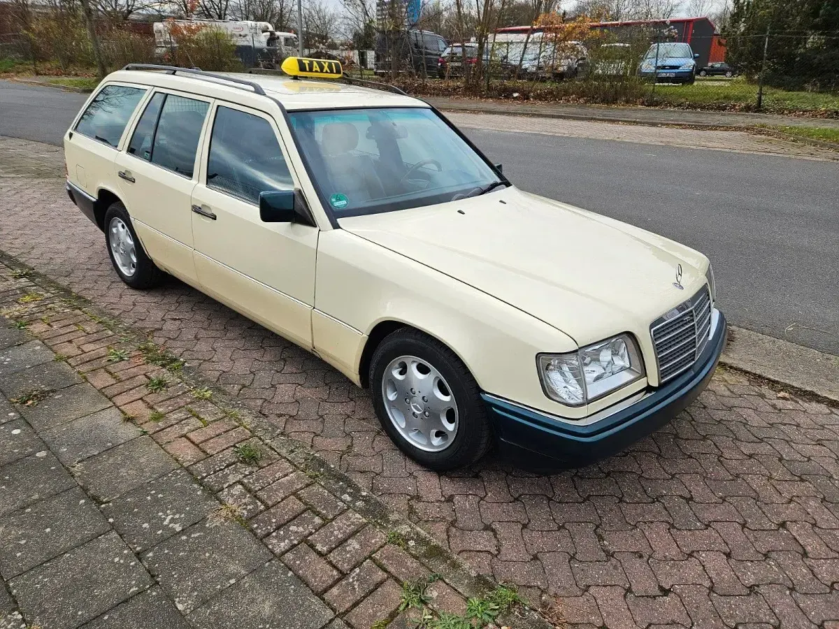 Gebraucht Mercedes E220 150 PS (110 kW) 1995 Grün Kombi
