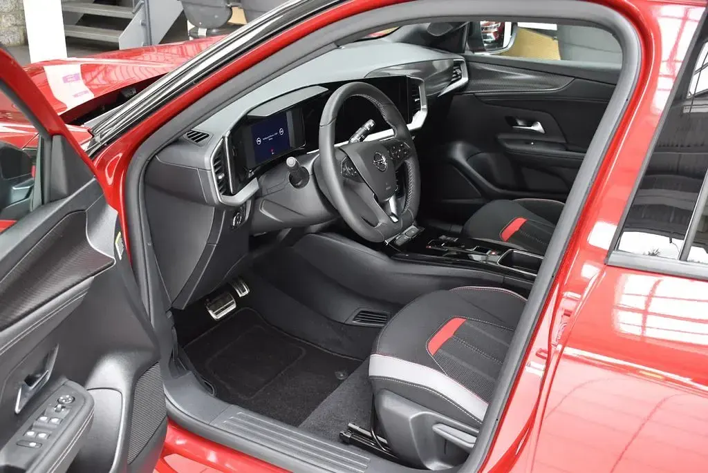Gebraucht Opel Mokka-e 100 kW (136 PS) 2024 Rot kosmos rot met. SUV