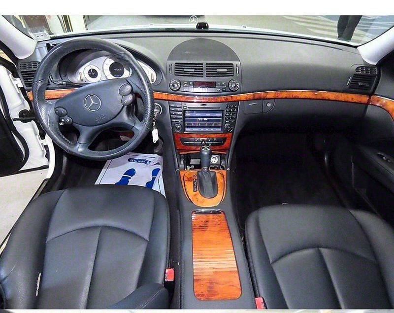 Weiß Gebraucht 2009 Mercedes E350 Avantgarde Limousine | 13.800 € (Fairer Preis) - Bild 1/4