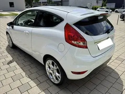 Gebraucht Ford Fiesta Titanium 82 PS (60 kW) 2009 Weiß Limousine