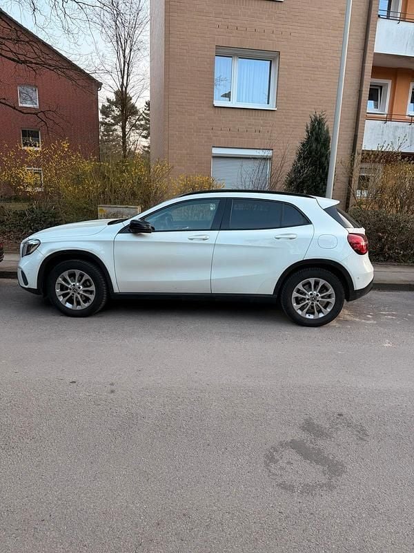 Gebraucht Mercedes GLA180 122 PS (89 kW) 2017 Weiß SUV