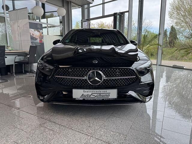 Gebraucht Mercedes A200 AMG line 163 PS (119 kW) 2025 Nachtschwarz  unilack Limousine