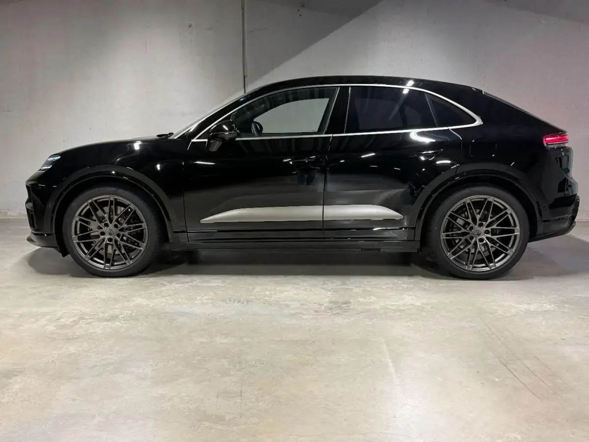 Neu Porsche Macan Turbo 469 kW (639 PS) 2026 Schwarz SUV
