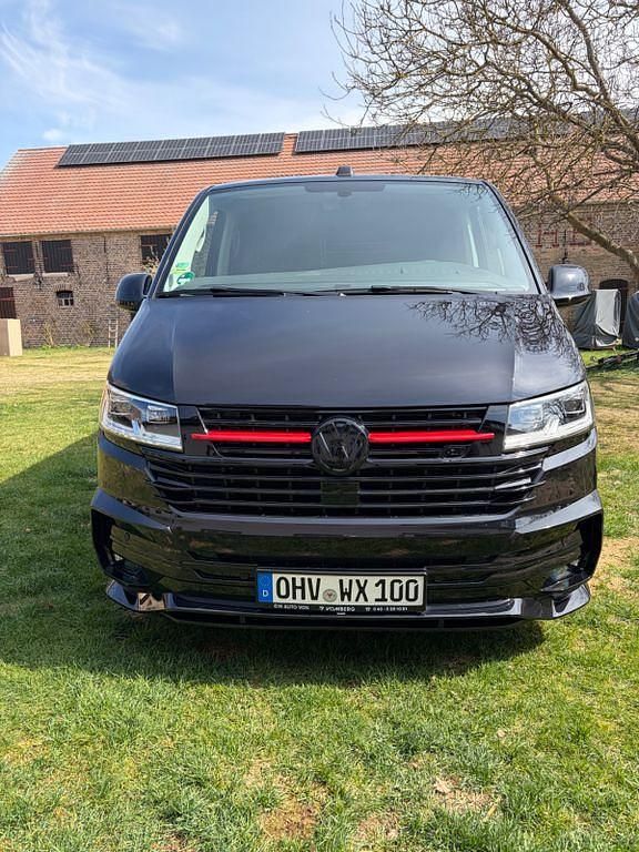 Second-hand VW Multivan Highline 230 CP (169 kW) 2024 Negru Monovolum